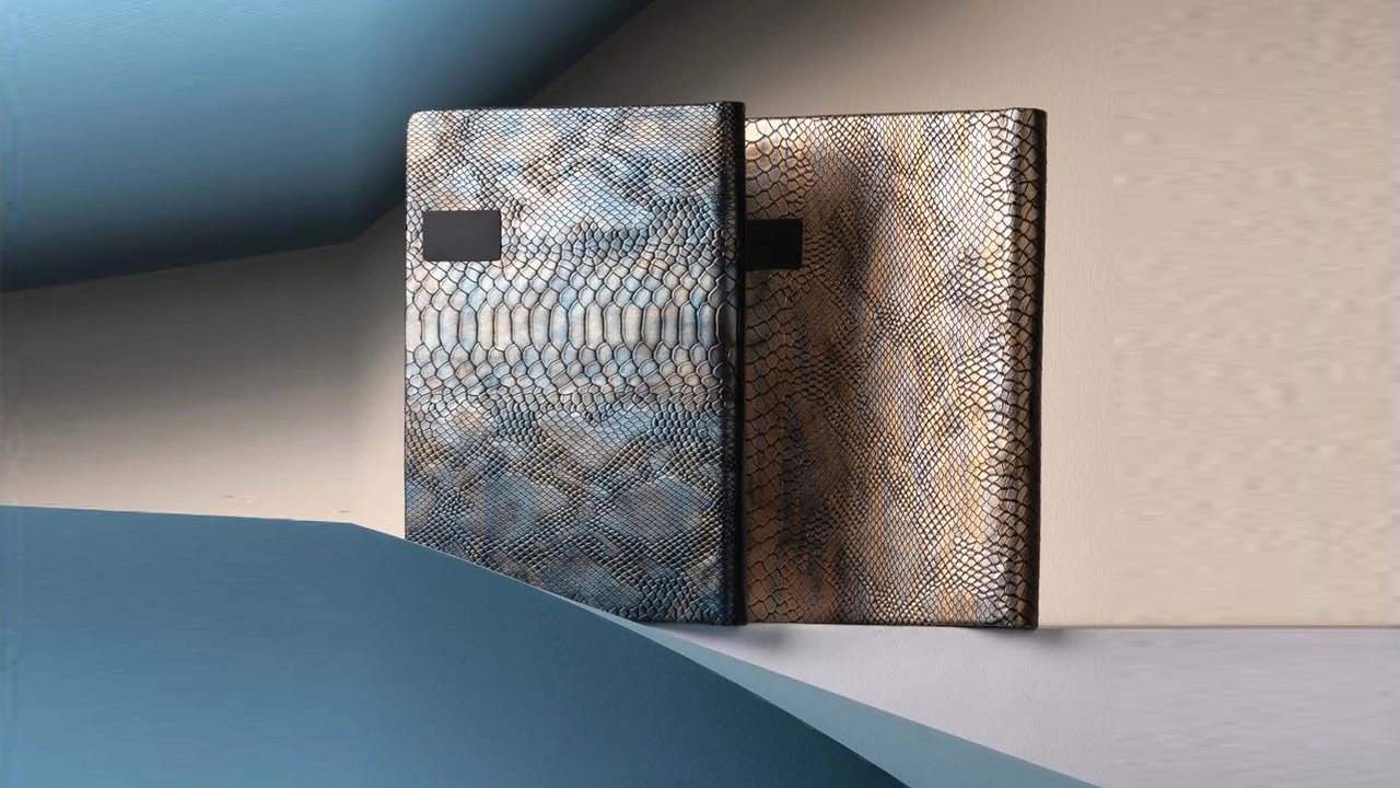 چاپ سررسید 1405 رقعی چرم مرغوب توسکا در دو رنگ آبی و قهوه‌ای